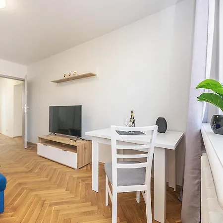 Glow Apartments, Kolobrzeska 아파트 *